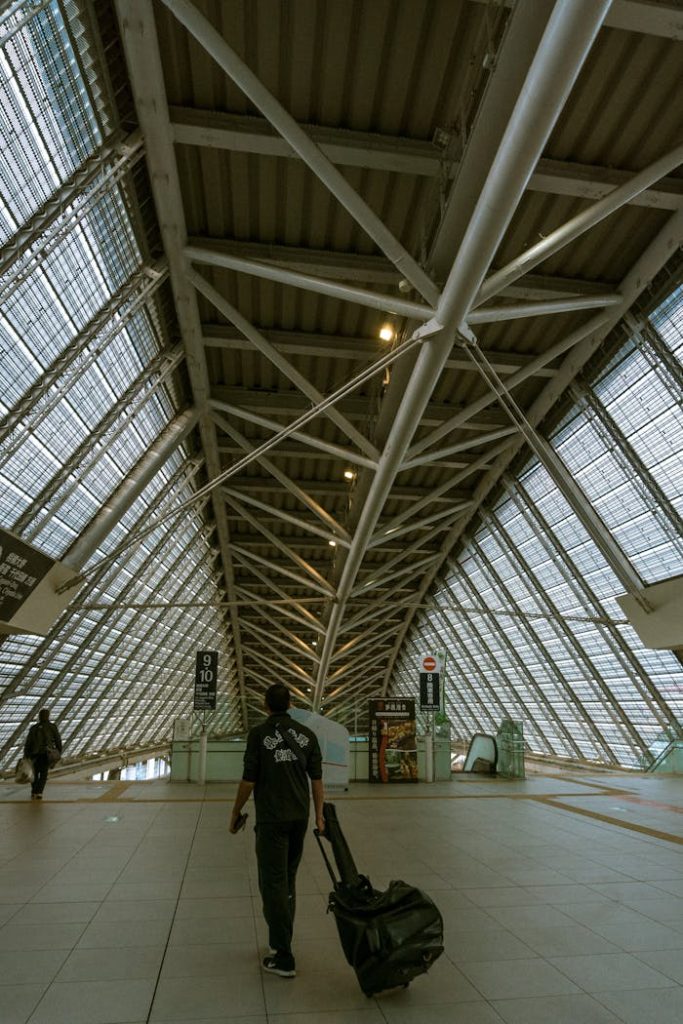 traveler-at-modern-airport-terminal-atrium-31417149